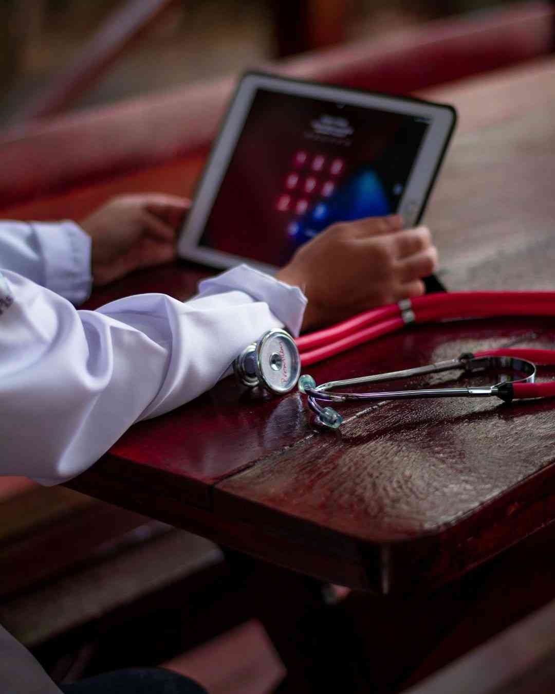 Infographic showing the safety benchmarks of a reliable abortion clinic in Dubai. 